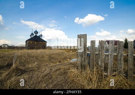 Una chiesa in legno abbandonata senza croci nel villaggio russo di Izhma. Russia, regione di Arkhangelsk, distretto di Primorsky Foto Stock