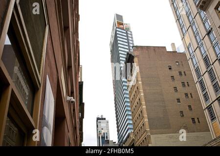 New York, NY, USA - 24 aprile 2021: Il nuovo grattacielo Ritz Carlton al 1185 di Broadway alla 28th Street a Manhattan Foto Stock