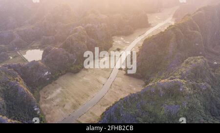 Hang Mua (Mua Cave Mountain) vista al tramonto a Ninh Binh, Vietnam Foto Stock