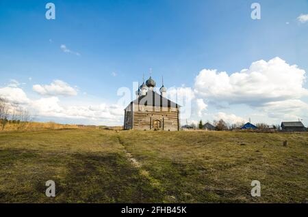 Una chiesa in legno abbandonata senza croci nel villaggio russo di Izhma. Russia, regione di Arkhangelsk, distretto di Primorsky Foto Stock