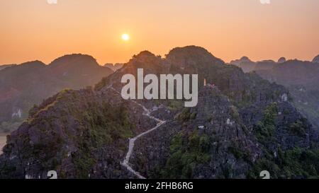 Hang Mua (Mua Cave Mountain) vista al tramonto a Ninh Binh, Vietnam Foto Stock