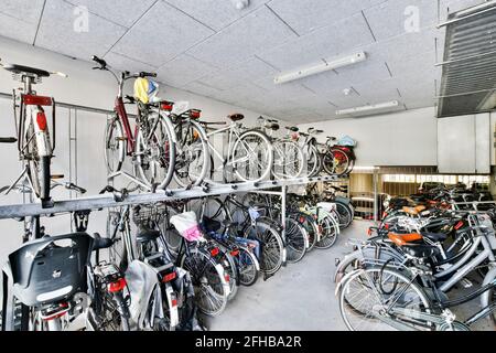 Deposito biciclette nell'edificio degli appartamenti Foto Stock