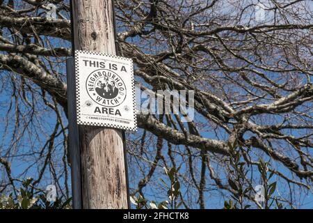 Cornwall Neighborhood Guarda lo schema sul telegrafo pole nella città di Lostwithiel. Lotta al crimine concetto, metafora Crimestoppers, riduzione del crimine. Foto Stock
