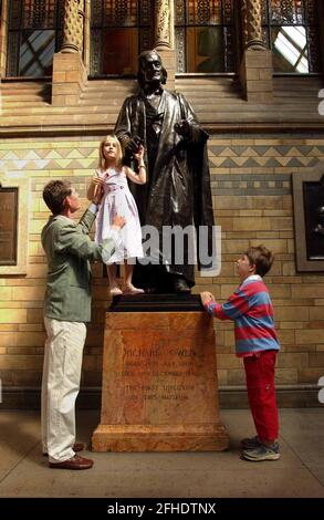 THEODORE E PIETRA ANASTASIA, I GRANDI, GRANDI, GRANDI, GRANDI, GRANDI NIPOTI DI RICHARD OWEN STANNO CON LORO PADRE PEREGRINE ACCANTO ALLA SUA STATUA NELLA STORIA NATURALE MUSEUM.OWEN, IL FONDATORE DEL MUSEO, CELEBRA IL SUO BICENTENARIO DI QUEST'ANNO.19/7/04 PILSTON Foto Stock