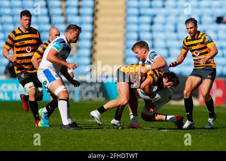 25 aprile 2021; Ricoh Arena, Coventry, West Midlands, Inghilterra; Rugby, Wasps contro Bath Rugby; Michael le Bourgeois di Wasps è fermato da ben Spencer di Bath Rugby Foto Stock