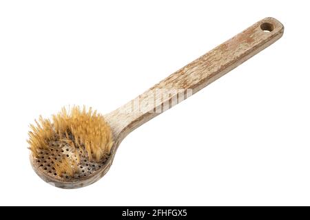 Spazzolina per il corpo in legno rovinato, vecchia e sporca, o lavapavimenti per il dorso della doccia con manico lungo isolato su sfondo bianco, setole naturali del cinghiale Foto Stock