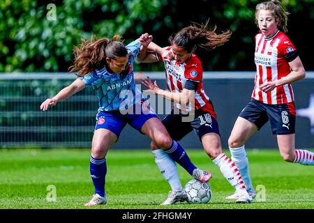 EINDHOVEN, PAESI BASSI - APRILE 25: Vanità Lewerissa di Ajax e Naomi Pattiwael di PSV battaglia per il possesso durante l'Eredivisievrouwen 2020-2021 ma Foto Stock