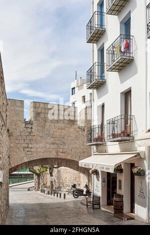 Portale Sant Pere del 15 ° secolo, ingresso del muro alla città vecchia di Peñiscola, Castellon, Spagna, Europa Foto Stock