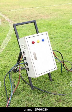 Scatola di distribuzione elettrica esterna vecchia e sporca con interruttore automatico e luci di segnalazione, attrezzatura di sicurezza elettrica ad alta tensione industriale Foto Stock
