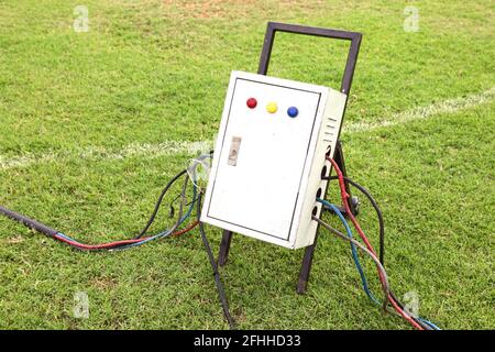 Scatola di distribuzione elettrica esterna vecchia e sporca con interruttore automatico e luci di segnalazione, attrezzatura di sicurezza elettrica ad alta tensione industriale Foto Stock