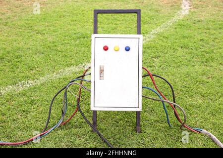 Scatola di distribuzione elettrica esterna vecchia e sporca con interruttore automatico e luci di segnalazione, attrezzatura di sicurezza elettrica ad alta tensione industriale Foto Stock