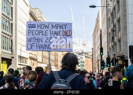 HOLBORN, LONDRA, INGHILTERRA - 24 aprile 2021: Manifestanti a una protesta anti-blocco Unite per la libertà a Londra Foto Stock