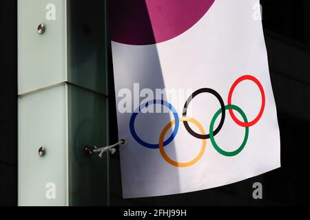 Tokyo, Giappone. 25 Apr 2021. La bandiera delle Olimpiadi di Tokyo 2020 su una strada a Ginza. Il ministro delle Olimpiadi del Giappone Seiko Hashimoto si impegna a giocare con l'aumento delle infezioni, in mezzo a nuove chiamate di annullamento. (Foto di James Matsumoto/SOPA Images/Sipa USA) Credit: Sipa USA/Alamy Live News Foto Stock