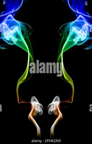 fumo multicolore di colore verde e blu su sfondo nero isolato. Sfondo di fumo sfocato Foto Stock