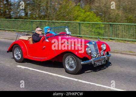 Veicoli in movimento, automobili, veicoli in circolazione su strade del Regno Unito, motori, motori sulla rete autostradale M6 inglese Foto Stock