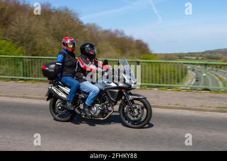 2016 Suzuki Dl650 Ai6; motociclista; trasporto a due ruote, motocicli, veicolo su strade britanniche, motocicli, motociclisti motociclisti che guidano a Manchester, Regno Unito Foto Stock