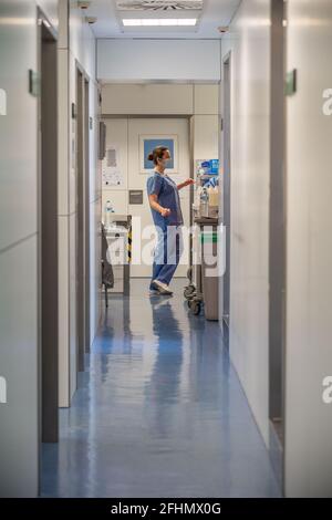 Un operatore sanitario balla durante il suo periodo di pausa presso la Clinica ospedaliera di Barcellona.Barcellona è stata una delle città in Europa che ha visto il suo sistema sanitario crollare più a causa di gravi casi di Covid-19. Qui, nell'unità di terapia intensiva della Clinica ospedaliera, la normalità sta gradualmente ritornando man mano che la pandemia viene portata sotto controllo. Anche se i pazienti più gravi di Covid, la maggior parte dei quali non possono respirare da soli, sono ancora in trattamento qui, mentre la pressione sul personale sanitario è in qualche modo sopportabile. Il Ministero della Salute della Spagna ha registrato un totale di 3.47 milioni di infezioni e 77,591 morti dal Foto Stock