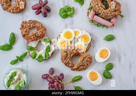 bagel a grani interi appena sfornati, un mucchio di bagel appena sfornati Foto Stock