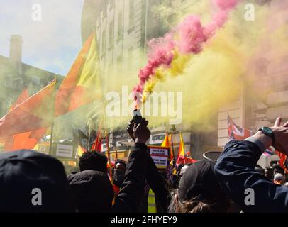 Londra, Regno Unito. 25 aprile 2021. I manifestanti tengono in su i riacutizzazioni di fumo in Regent Street. Le folle hanno marciato attraverso il centro di Londra per protestare contro quella che i manifestanti chiamano la "guerra genocida" dell'Etiopia e dell'Eritrea sulla regione del Tigray. Foto Stock