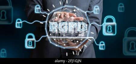 Uomo d'affari che detiene un ologramma del GDPR come concetto di protezione dei dati delle persone. Supporti misti Foto Stock