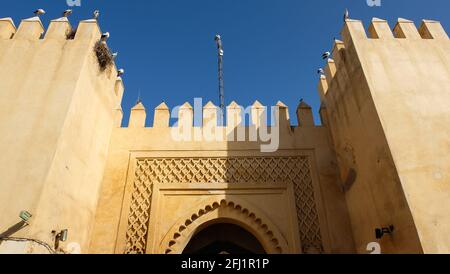 Bab Semmarine è la monumentale porta meridionale di Fes el-Jdid, una parte della medina (città vecchia) di Fes, Marocco Foto Stock