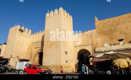 Bab Semmarine è la monumentale porta meridionale di Fes el-Jdid, una parte della medina (città vecchia) di Fes, Marocco Foto Stock