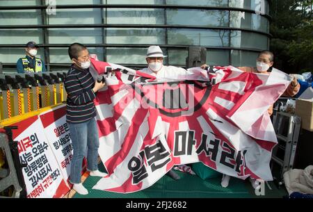 Seoul, Corea del Sud. 24 Apr 2021. I manifestanti distruggono una bandiera giapponese del Sol Levante durante una protesta contro il governo giapponese di fronte all'ambasciata giapponese a Seul. Il Giappone ha recentemente deciso di scaricare l'acqua trizio-lacerata dalla centrale nucleare distrutta di Fukushima nell'Oceano Pacifico nel 2023, nonostante l'opposizione dei paesi vicini, compreso il Sud Corea. Credit: SOPA Images Limited/Alamy Live News Foto Stock