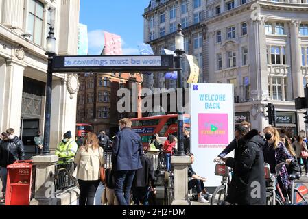 Londra, Regno Unito, 25 aprile 2021, Oxford Street è stata assalita con gli acquirenti la seconda domenica da quando i negozi riaprirono. I negozi sono stati lieti di far tornare i clienti e far squillare le botteghe. Monica Wells/AlMay Live News Foto Stock