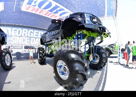 DAYTONA BEACH, FL - SETTEMBRE 05: Monster Truck IL DENARO SPORCO che trasportava la scintillante bara rossa di DMX era una Ford F250 personalizzata che costava più di 175k dollari con un motore da 430 cavalli, pneumatici per trattori e assali da 20 tonnellate il 5 settembre 2020 a Daytona Beach, Florida. Persone: DMX Truck Credit: Storms Media Group/Alamy Live News Foto Stock