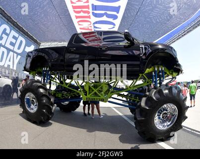 DAYTONA BEACH, FL - SETTEMBRE 05: Monster Truck IL DENARO SPORCO che trasportava la scintillante bara rossa di DMX era una Ford F250 personalizzata che costava più di 175k dollari con un motore da 430 cavalli, pneumatici per trattori e assali da 20 tonnellate il 5 settembre 2020 a Daytona Beach, Florida. Persone: DMX Truck Credit: Storms Media Group/Alamy Live News Foto Stock