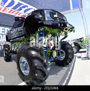 DAYTONA BEACH, FL - SETTEMBRE 05: Monster Truck IL DENARO SPORCO che trasportava la scintillante bara rossa di DMX era una Ford F250 personalizzata che costava più di 175k dollari con un motore da 430 cavalli, pneumatici per trattori e assali da 20 tonnellate il 5 settembre 2020 a Daytona Beach, Florida. Persone: DMX Truck Credit: Storms Media Group/Alamy Live News Foto Stock