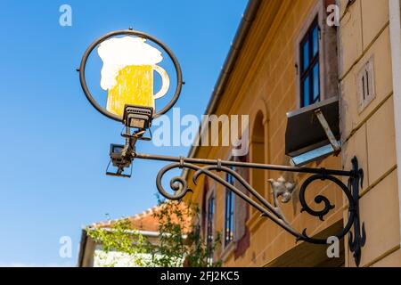 Budapest, Ungheria - 10 agosto 2019: Segno di bar locale a Budapest Foto Stock