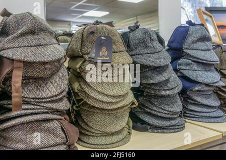 Harris tweed i cappelli deerstalker per la vendita sull'isola di Harris nelle Ebridi esterne. Foto Stock