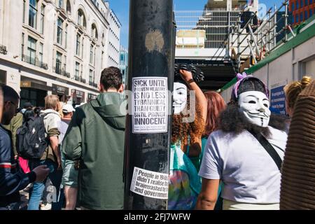 Londra, Regno Unito 24 aprile 2021 i dimostranti sfidano le regole di allontanamento sociale fino a attraversare la Londra centrale chiedendo il divieto dei passaporti per i vaccini, culminando in scontri con la polizia e in una serie di arresti Foto Stock