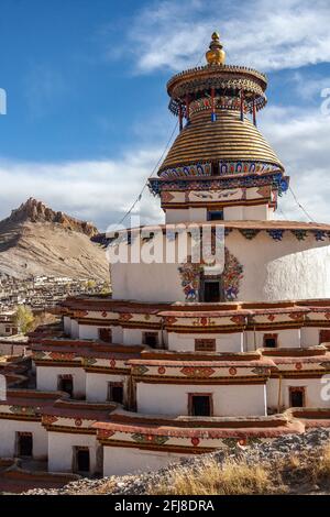 Il Kumbum e il Forte Gyantsie nella città di Gyantse in Tibet. Il Kumbum fa parte del Monastero di Palcho ed è un aggregato a più piani di 77 Buddha Foto Stock