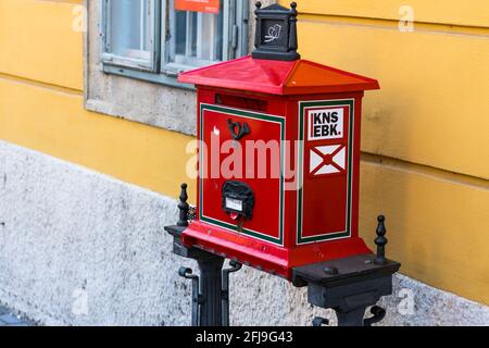 Budapest, Ungheria - 10 agosto 2019: Casella postale rossa vicino al muro giallo nel centro di Budapest Foto Stock