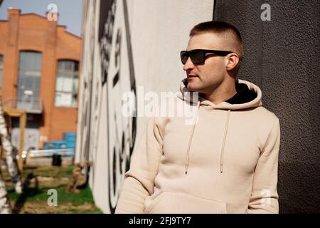 Hipster uomo in strada in estate giorno. Foto Stock