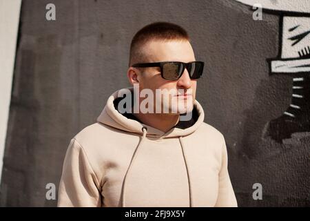 Hipster uomo in strada in estate giorno. Foto Stock