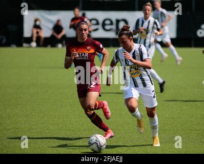 Arianna Caruso (Juventus Women) e Agnese Bonfantini (Roma Women) durante la Coppa Italia, la semifinale, la seconda tappa tra Juventus FC e AS Roma il 25 aprile 2021 al Juventus Training Center di Vinovo - Foto Nderim Kaceli / DPPI Foto Stock