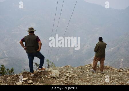 Due uomini in piedi sulla cima della collina che guarda la valle giù Foto Stock