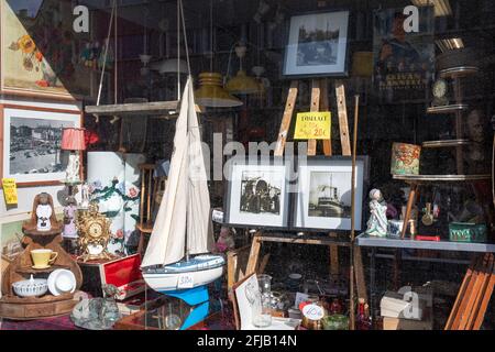 Beni usati e oggetti d'epoca in seconda mano negozio o vetrina nel quartiere Taka-Töölö di Helsinki, Finlandia Foto Stock