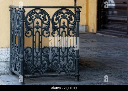 Recinzione decorativa in ghisa installata sulla strada della città di San Pietroburgo. Foto Stock