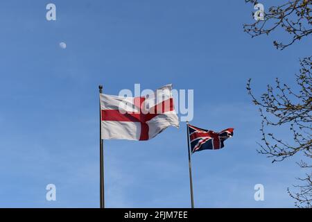 La bandiera di San Giorgio e l'Union Jack presso gli uffici del Consiglio di Milton Keynes. Foto Stock