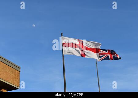 La bandiera di San Giorgio e l'Union Jack presso gli uffici del Consiglio di Milton Keynes. Foto Stock