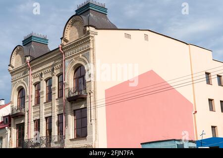 Grodno, Bielorussia - 2 settembre 2017: Splendido edificio tradizionale nel centro di Grodno Foto Stock