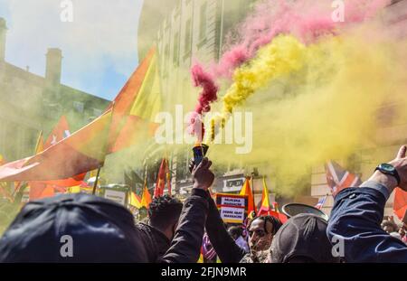 Londra, Regno Unito. 25 Apr 2021. I manifestanti trattengono i fumi durante la dimostrazione. Migliaia di persone hanno marciato nel centro di Londra per protestare contro quella che i manifestanti chiamano la "guerra genocida" dell'Etiopia e dell'Eritrea sulla regione del Tigray. Credit: SOPA Images Limited/Alamy Live News Foto Stock