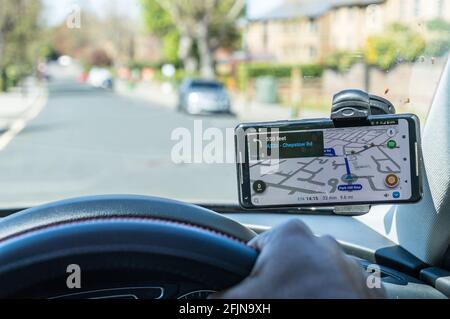 App GPS per la navigazione Waze sullo smartphone android fissata sul parabrezza Foto Stock