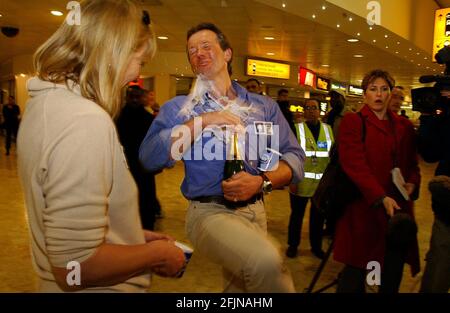 PEN HADOW CON SUA MOGLIE AL SUO ARRIVO A HEATHROW DOPO IL SUO TREKKING AL POLO SUD.[LO CHAMPAGNE È ANDATO VIA NELLE SUE MANI]. 2/2/04 PILSTON Foto Stock