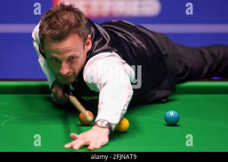 David Gilbert of England gioca un tiro durante la partita del Betfred World Snooker Championship Round Two durante il 9° giorno dei Betfred World Snooker Championships 2021 al Crucible di Sheffield. Data immagine: Domenica 25 aprile 2021. Foto Stock