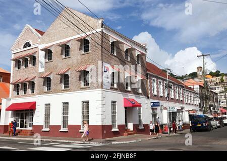 Edifici di Street Life e High Street nella città portuale di St George, sull'isola caraibica di Grenada. Foto Stock